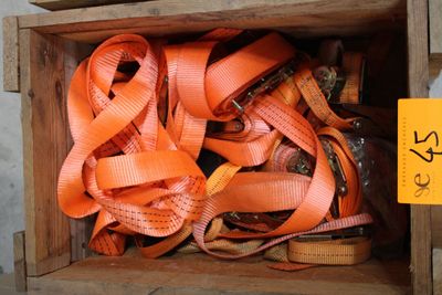 une boîte en bois contenant un bouquet de rubans orange