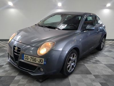la photo d'une petite voiture garée dans un garage
