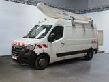 une camionnette blanche avec une bande rouge et blanche sur le côté