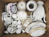 une boîte en carton remplie de nombreuses tasses à thé et soucoupes de toutes sortes
