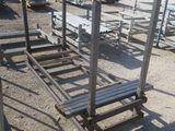 un banc en bois posé au milieu d'un chantier