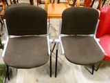 deux chaises assises l'une à côté de l'autre dans une pièce