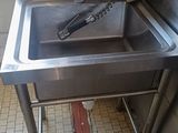 un évier de cuisine avec un robinet posé sur le plan de travail