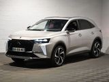 le SUV blanc est garé dans une pièce au sol en damier
