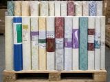 de nombreux rouleaux de tissu sur une palette dans un entrepôt