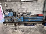 une machine qui se trouve dans un garage