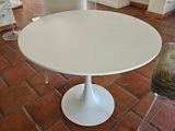 une table blanche et deux chaises dans un salon