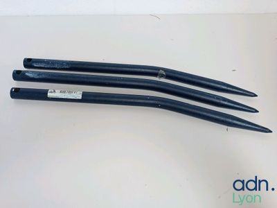 deux pailles en plastique noires posées sur une table blanche