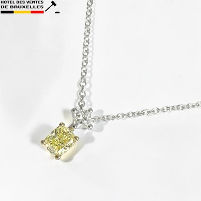 une chaîne en argent ornée d'un pendentif en diamant jaune