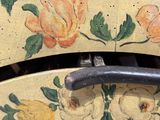 un gros plan d'une valise sur laquelle sont peintes des fleurs