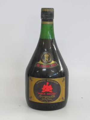 une bouteille d'alcool posée sur une table
