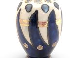 un vase bleu et blanc posé sur une surface blanche