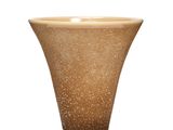 un vase brun posé sur une surface blanche