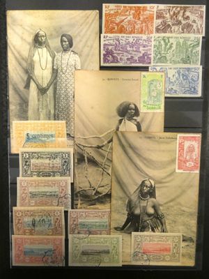 une vieille photo montrant deux femmes debout à côté d'une pile de timbres