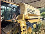 un tracteur garé sous une structure métallique