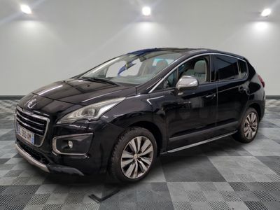la voiture noire est garée dans le garage sur le sol en damier