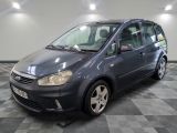 la photo d'une petite voiture bleue garée dans un garage