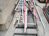un tas de matériaux de construction posé à même le sol dans un entrepôt