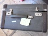 un sac posé par terre à côté d'une valise