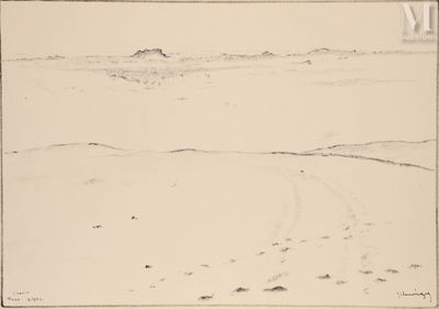 une vieille photo en noir et blanc d'une plage avec des empreintes de pas dans le sable