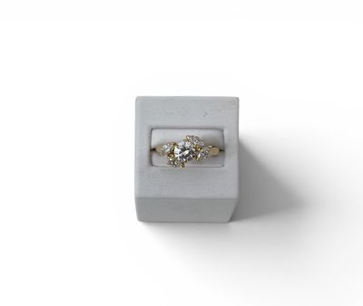 un gros plan d'une bague en diamant dans une boîte blanche