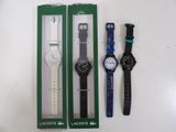 trois montres sont posées dans une boîte verte sur une surface blanche