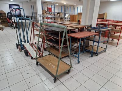 many tables and carts in a room with a lot of shelves
