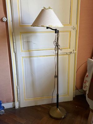 une lampe posée sur un support dans le coin d'une pièce