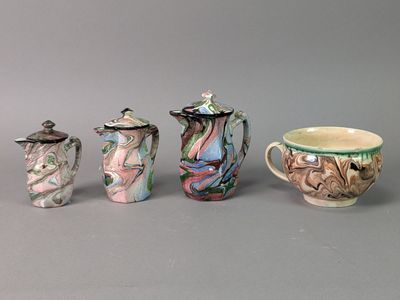 quatre types différents de tasses à café et de tasses posées sur une surface grise
