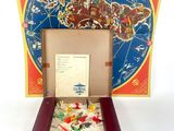 une valise dans laquelle se trouve une carte du monde