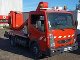 un camion rouge garé devant un bâtiment