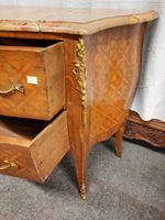 Petite commode à façade galbée en bois de placage marqueté à… (photo 2)