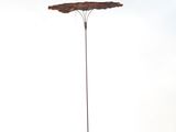 sculpture représentant un arbre, posée sur un socle en bois, sur fond blanc