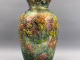 un vase posé sur une surface blanche