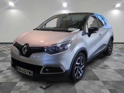 la voiture argentée est garée sur le sol à carreaux d'une pièce