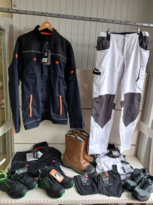 de nombreuses paires de chaussures et de vestes sur une étagère
