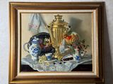 un tableau représentant un vase doré posé sur une table, entouré d'autres objets