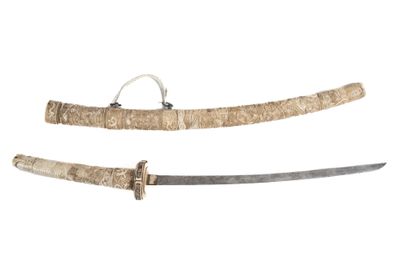 deux épées, l'une avec un manche en bois et l'autre avec un manche en métal