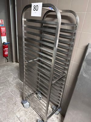 un support métallique portant un numéro, placé devant une porte