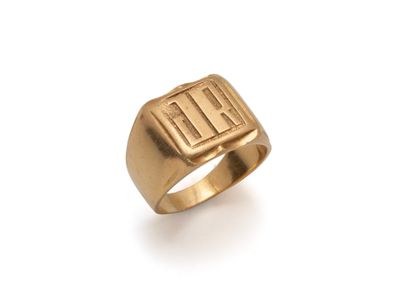 Bague chevalière en or 750 millièmes. Monogrammée ''JR''. Ve…