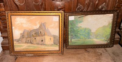 un tableau représentant un château et un tableau représentant une maison posés sur un banc