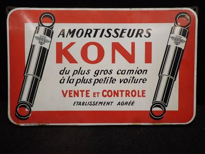 un gros plan d'un panneau posé sur une surface noire avec un fond rouge