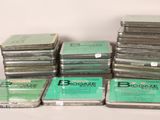 une pile de cassettes empilées les unes sur les autres