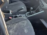 l'intérieur d'une voiture avec la porte ouverte et le siège du conducteur abaissé