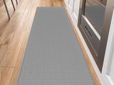 tapis de cuisine gris posé sur un parquet dans une cuisine moderne