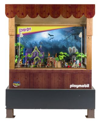 un aquarium contenant beaucoup de poissons
