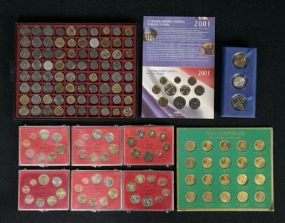 certaines pièces sont exposées dans une vitrine posée sur une table