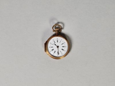 une montre de poche ancienne avec un boîtier en or et des chiffres romains sur le cadran
