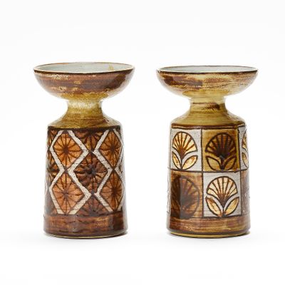 deux vases posés côte à côte sur une surface blanche