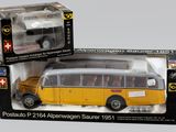 un petit bus jaune qui se trouve dans une boîte